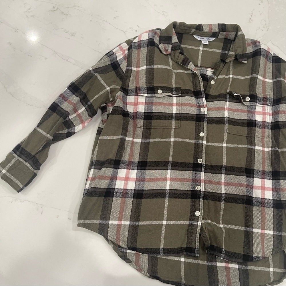 Old Navy army green button down flannel shirt